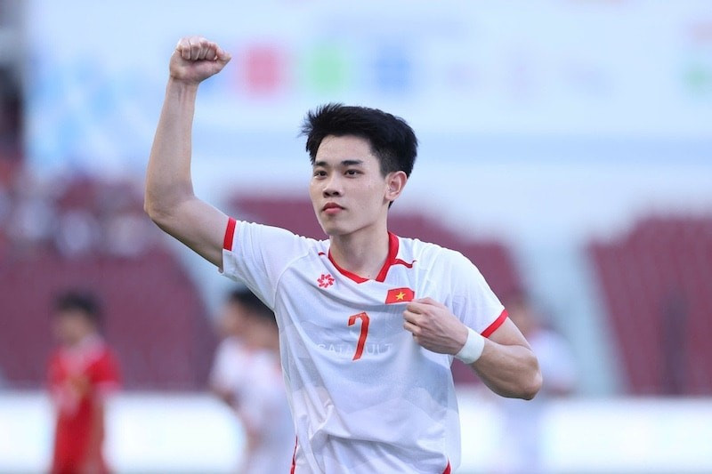 Nguyễn Đình Bắc ăn mừng trên sân cỏ trong màu áo đội tuyển.